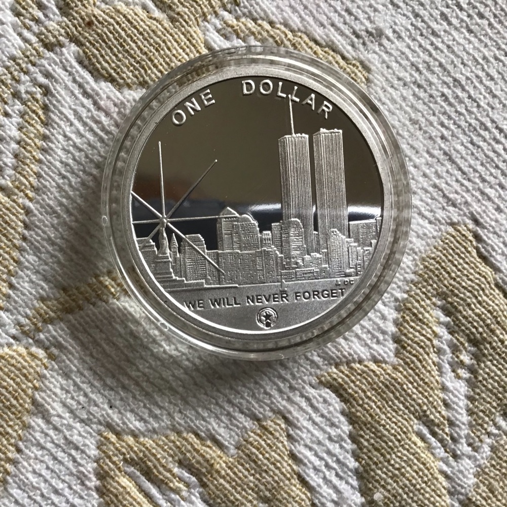 Silver Commemorative Coin with Skyline Design - Picture 4 of 6